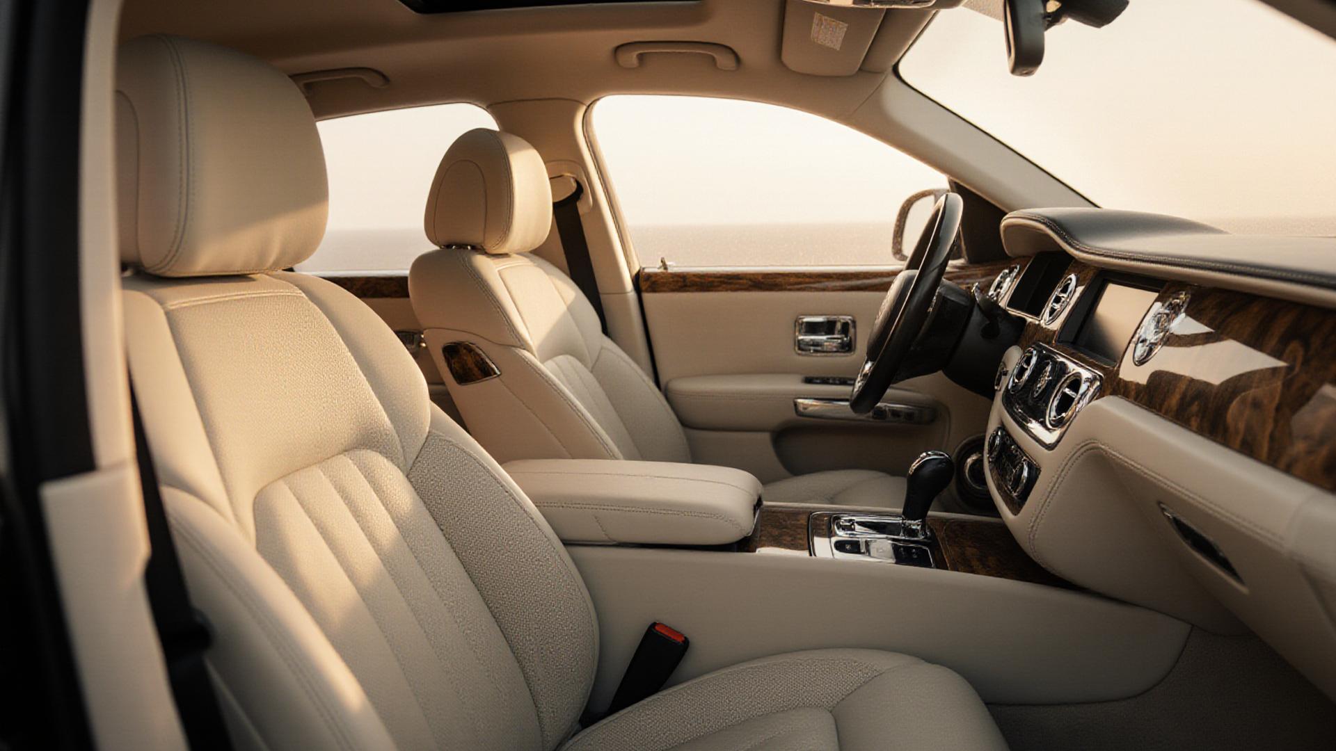 完璧に清掃されたロールスロイスの豪華なレザーインテリア